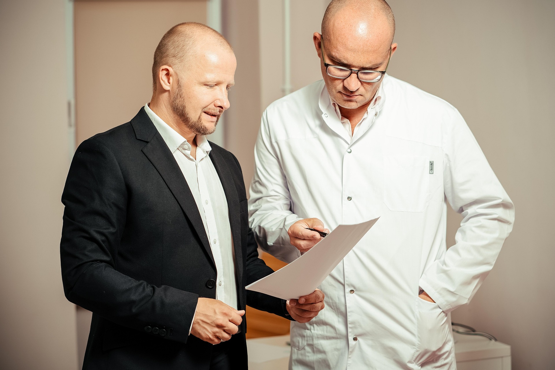Beratungsgespräch zwischen Berater und Kunde