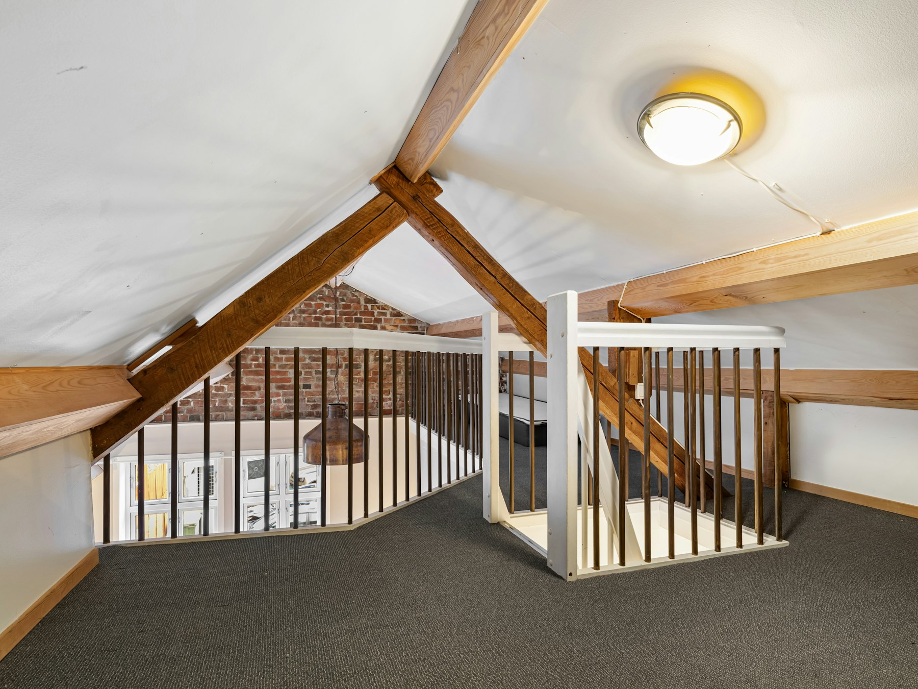 Dachgeschossausbau mit sichtbaren Holzbalken